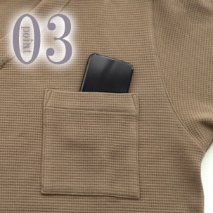 スマホも入る胸ポケットつき