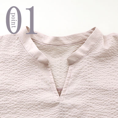 アクセサリーも映える、絶妙な開き具合のキーネック