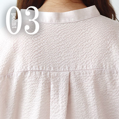 後ろ姿も美しく、ゆったり着られるタック入り