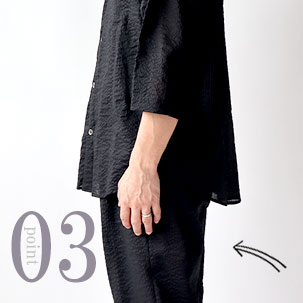 お尻が少し隠れる後ろすそ丈。シャツのスワローテールを採用