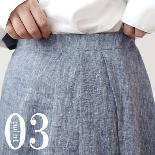 タックでほどよくボリュームを押さえて