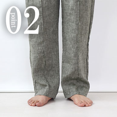 足のくるぶしが少し隠れる程度のすそ丈