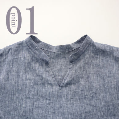 アクセサリーも映える、絶妙な開き具合のキーネック