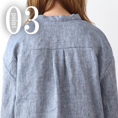 後ろ姿も美しく、ゆったり着られるタック入り