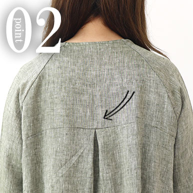 首回りにはゴムを入れず、背中のタックですっきりかわいく