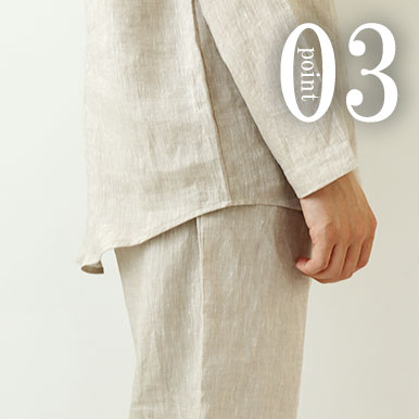 お尻が少し隠れる後ろすそ丈。シャツのスワローテールを採用