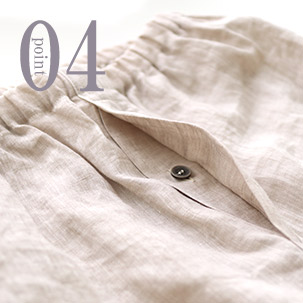 公共の場所にも安心。社会の窓付き