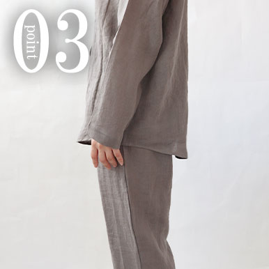 お尻が少し隠れる後ろすそ丈。シャツのスワローテールを採用