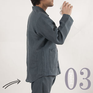 お尻が少し隠れる後ろすそ丈。シャツのスワローテールを採用