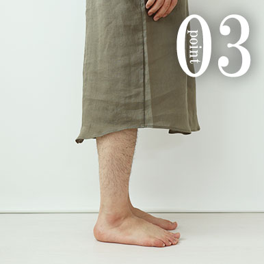 お尻が少し隠れる後ろすそ丈。シャツのスワローテールを採用