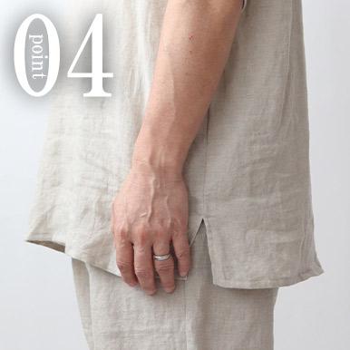 両サイドに動きやすいスリット