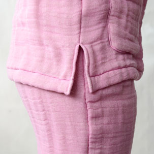 お尻が少し隠れる後ろすそ丈。動きやすいサイドスリット