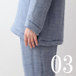 お尻が少し隠れる後ろすそ丈。動きやすいサイドスリット