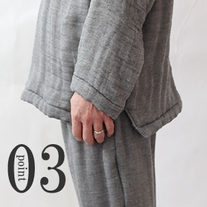 お尻が少し隠れる後ろすそ丈。動きやすいサイドスリット