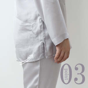 お尻が少し隠れる後ろすそ丈。動きやすいサイドスリット