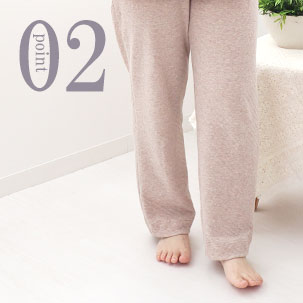 足のくるぶしが少し隠れる程度のすそ丈