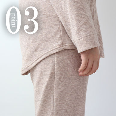 お尻が少し隠れる後ろすそ丈。シャツのスワローテールを採用