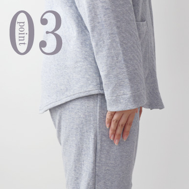 お尻が少し隠れる後ろすそ丈。動きやすいサイドスリット