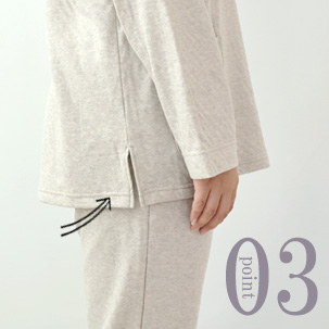 お尻が少し隠れる後ろすそ丈。動きやすいサイドスリット