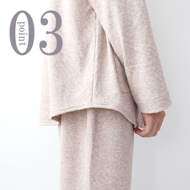 お尻が少し隠れる後ろすそ丈。シャツのスワローテールを採用