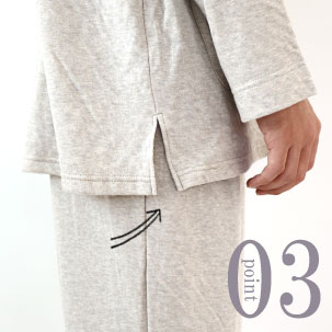 お尻が少し隠れる後ろすそ丈。動きやすいサイドスリット