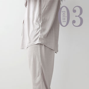 お尻が少し隠れる後ろすそ丈。シャツのスワローテールを採用