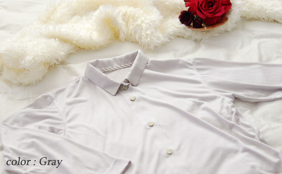 まるでシャツのような細目ステッチ、小さ目ボタン、スワローテール