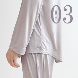 お尻が少し隠れる後ろすそ丈。シャツのスワローテールを採用