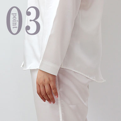 お尻が少し隠れる後ろすそ丈。シャツのスワローテールを採用