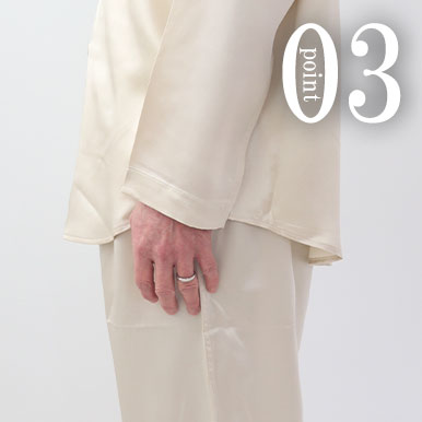 お尻が少し隠れる後ろすそ丈。シャツのスワローテールを採用