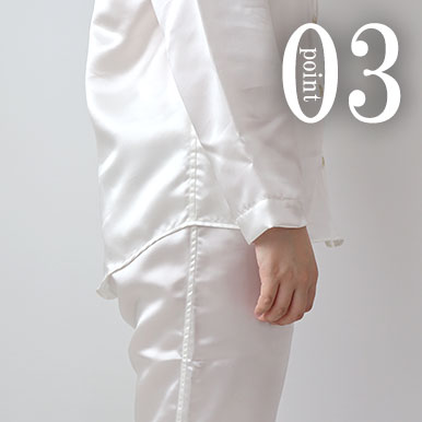 お尻が少し隠れる後ろすそ丈。シャツのスワローテールを採用