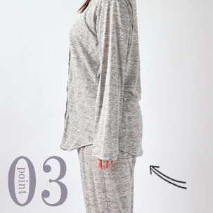 お尻が少し隠れる後ろすそ丈。シャツのスワローテールを採用