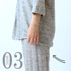 お尻が少し隠れる後ろすそ丈。シャツのスワローテールを採用