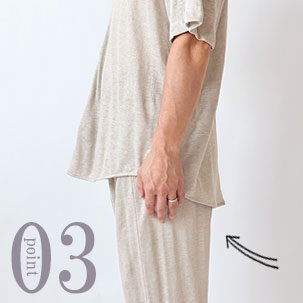 お尻が少し隠れる後ろすそ丈。シャツのスワローテールを採用