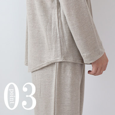 お尻が少し隠れる後ろすそ丈。シャツのスワローテールを採用