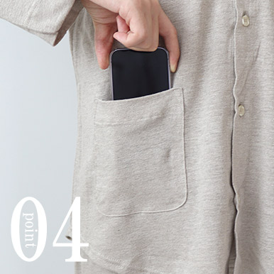 スマホも入るポケットつき
