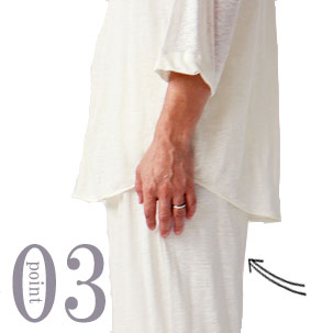 お尻が少し隠れる後ろすそ丈。シャツのスワローテールを採用