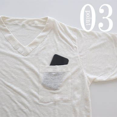 スマホも入る胸ポケットつき