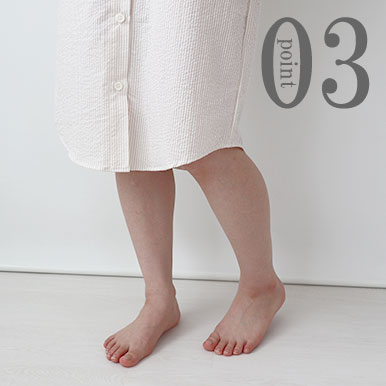 ひざが隠れるすそ丈、シャツのスワローテールを採用