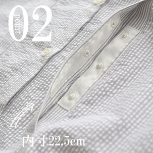 柔らかくて薄く大きい樹脂製スナップボタンで開け閉めしやすい