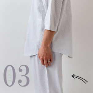 お尻が少し隠れる後ろすそ丈。シャツのスワローテールを採用