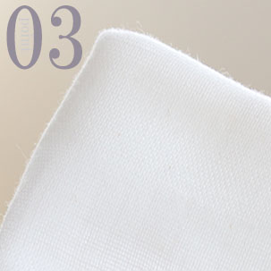 お尻が少し隠れる後ろすそ丈。シャツのスワローテールを採用