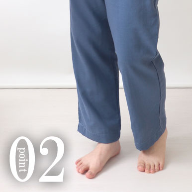 くるぶしが少し隠れる程度のすそ丈