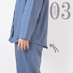 お尻が少し隠れる後ろすそ丈。シャツのスワローテールを採用