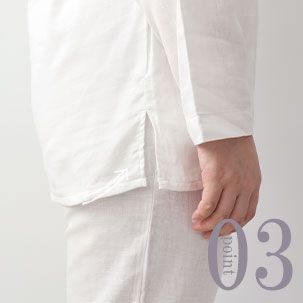 お尻が少し隠れる後ろすそ丈。動きやすいサイドスリット