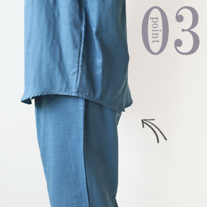 お尻が少し隠れる後ろすそ丈。シャツのスワローテールを採用