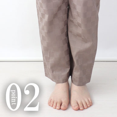 足のくるぶしが少し隠れる程度のすそ丈