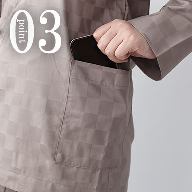 スマホも入るポケットつき
