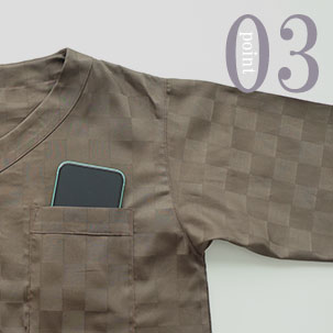 スマホも入る胸ポケット付き