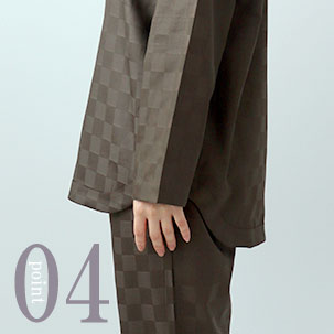 お尻が少し隠れる後ろすそ丈。シャツのスワローテールを採用